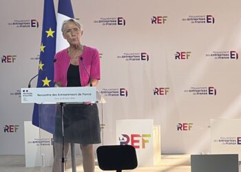 Face au Medef, Élisabeth Borne appelle à la sobriété et au plein emploi