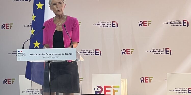 Face au Medef, Élisabeth Borne appelle à la sobriété et au plein emploi
