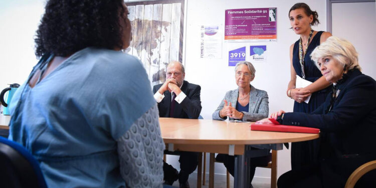 Trois ans après le Grenelle des violences conjugales, le gouvernement renforce son engagement