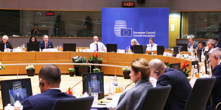 A Bruxelles , les 27 adoptent un neuvième paquet de sanctions contre la Russie