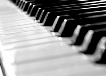 Deux mains contre un orchestre