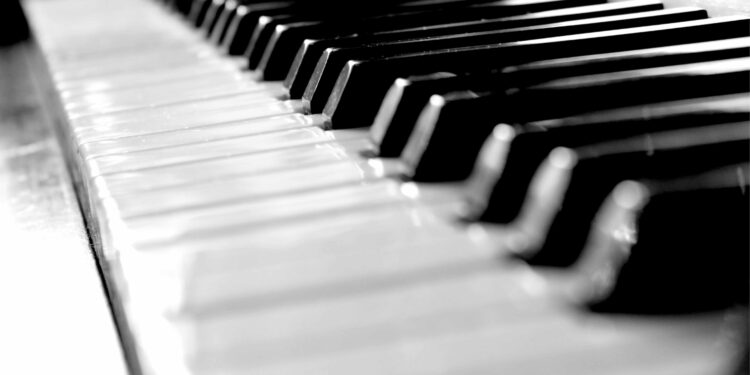 Deux mains contre un orchestre